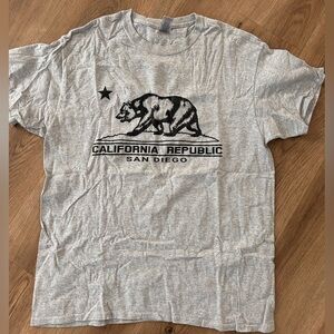 California Men’s T-Shirt- EUC